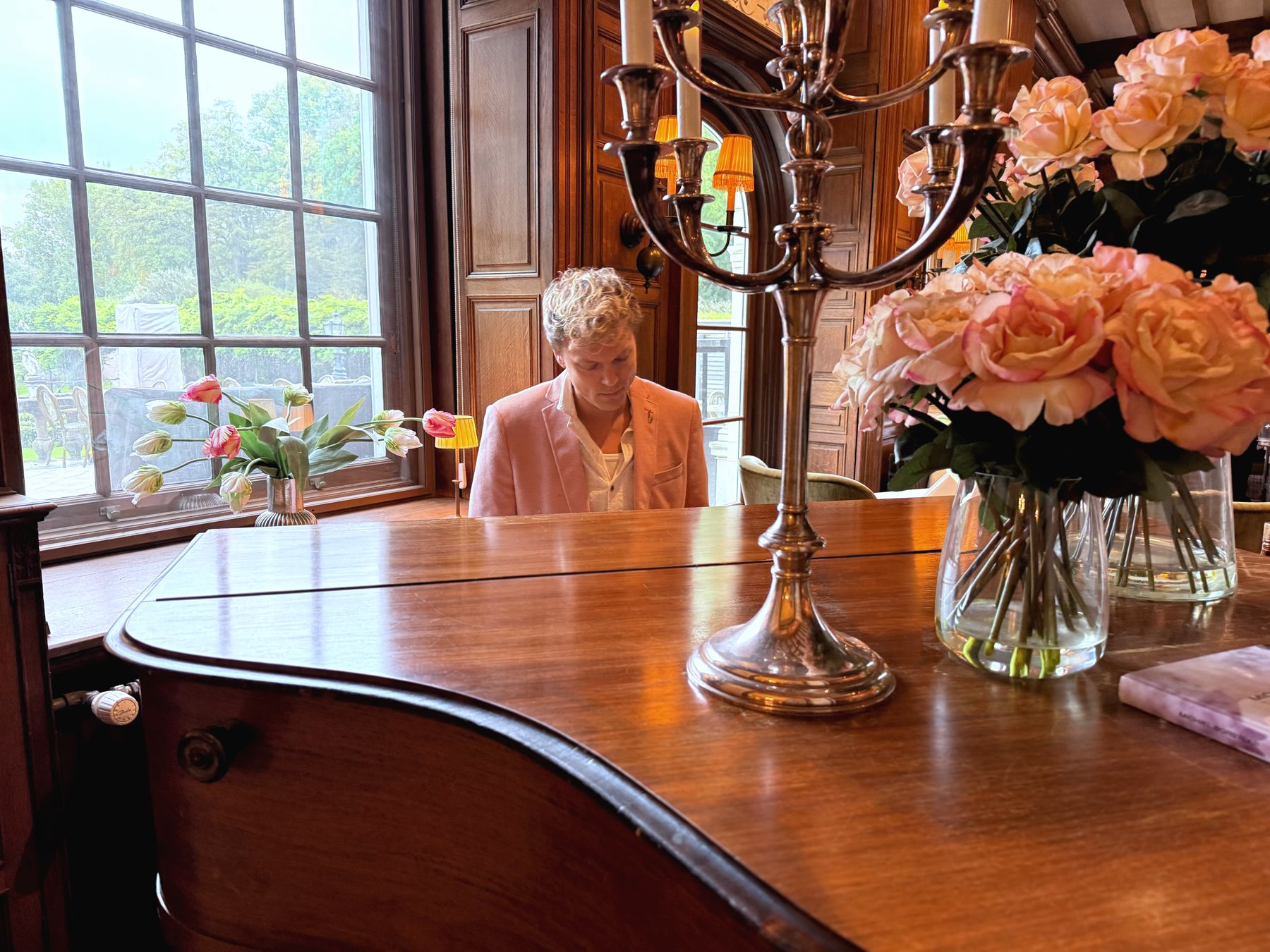 Sebastian Miller behind candles and roses, Landgoed Duin en Kruidberg