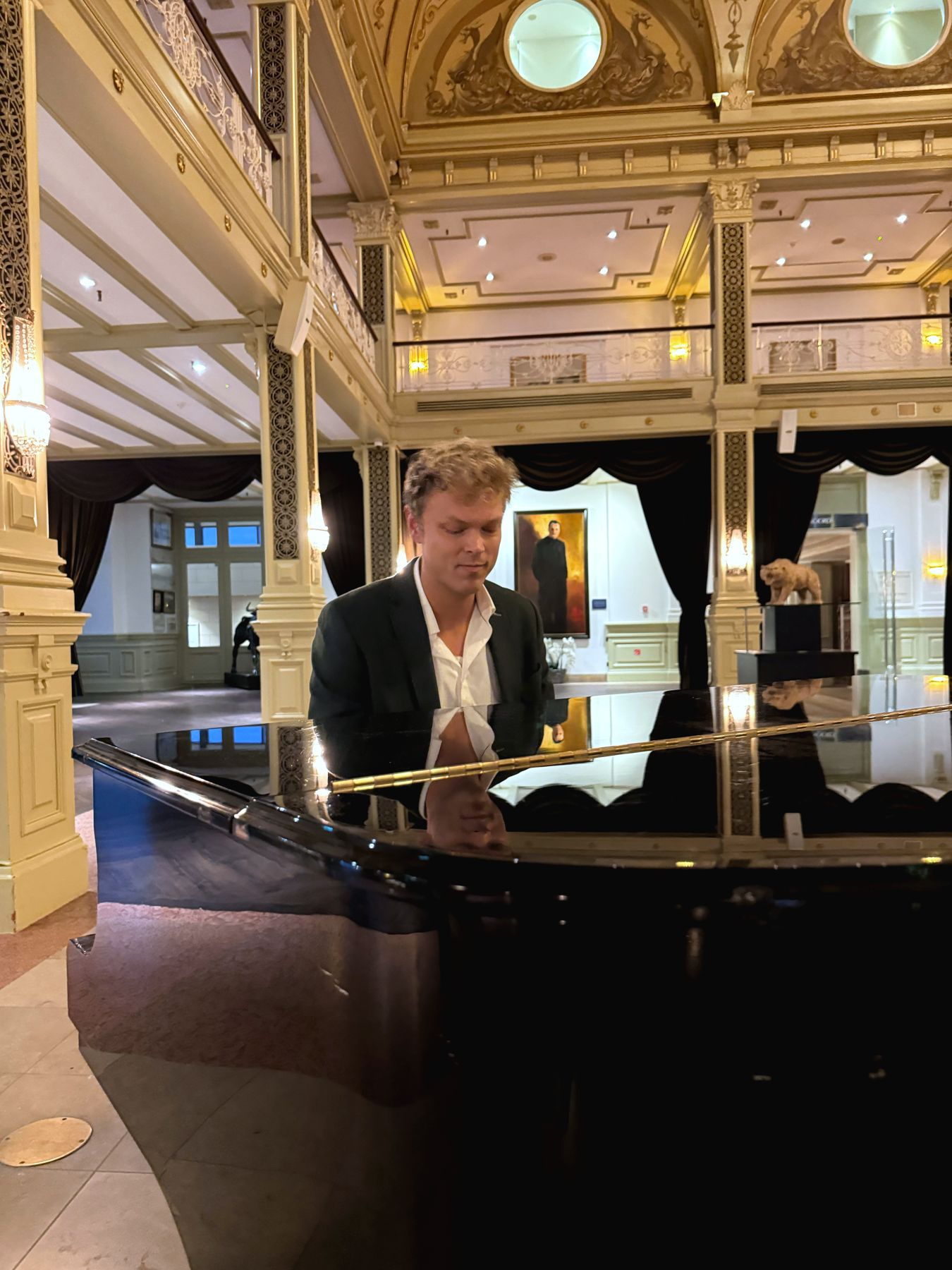 Sebastian Miller at the grand piano, Kurhaus Scheveningen
