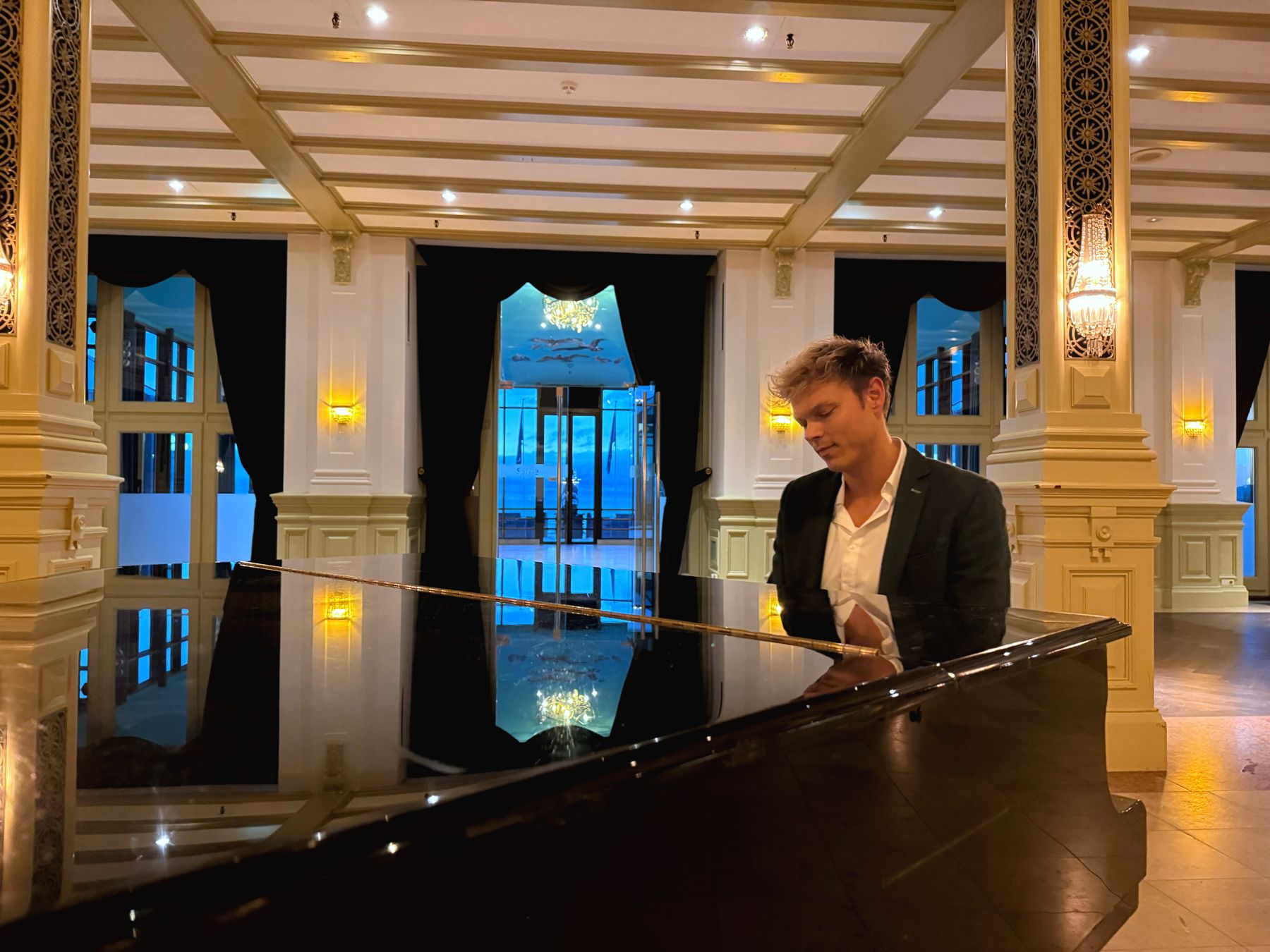 Sebastian Miller at the grand piano, the Kurzaal reflected in the lid, Kurhaus Scheveningen