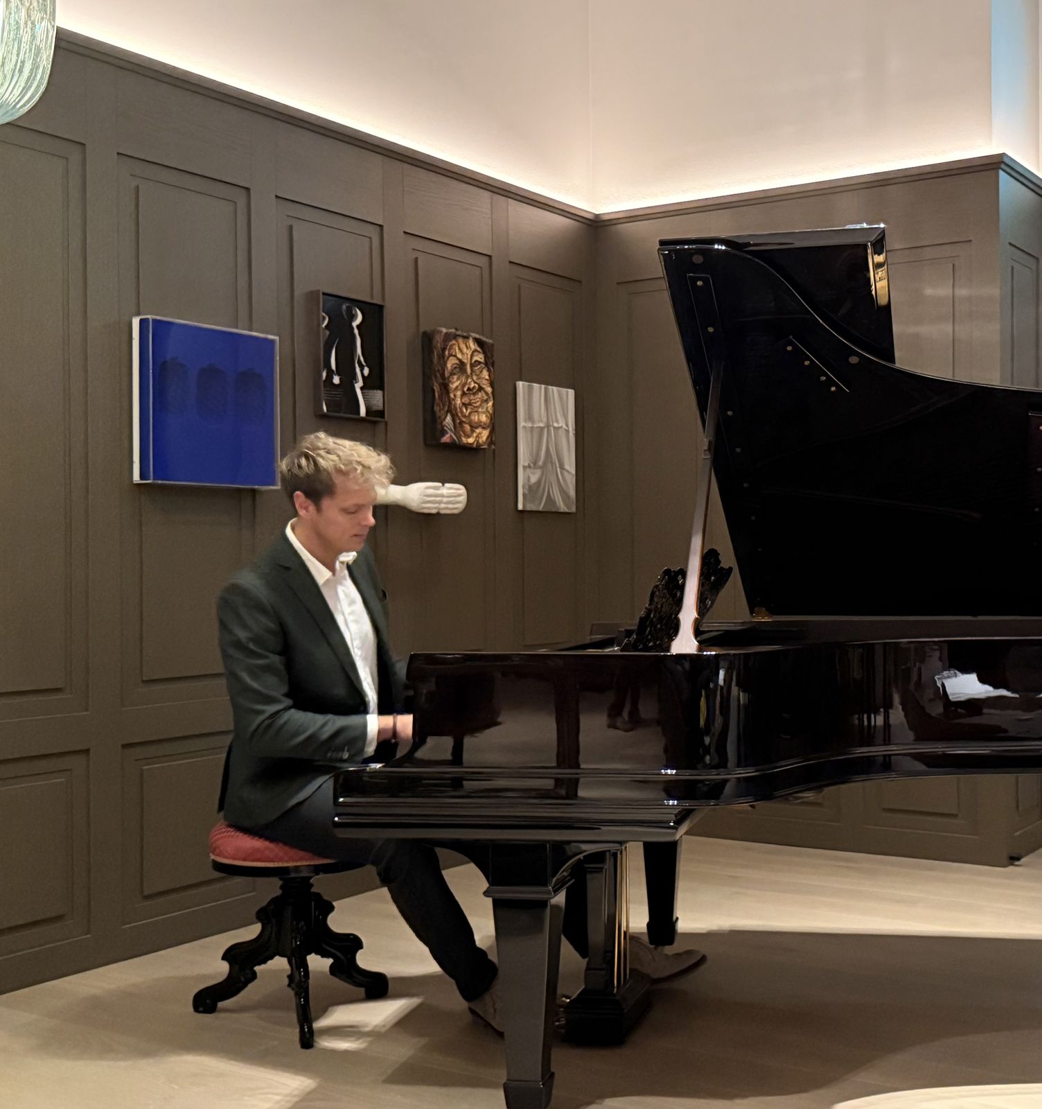 Sebastian Miller at the grand piano in the Grand Library of Rosewood Amsterdam