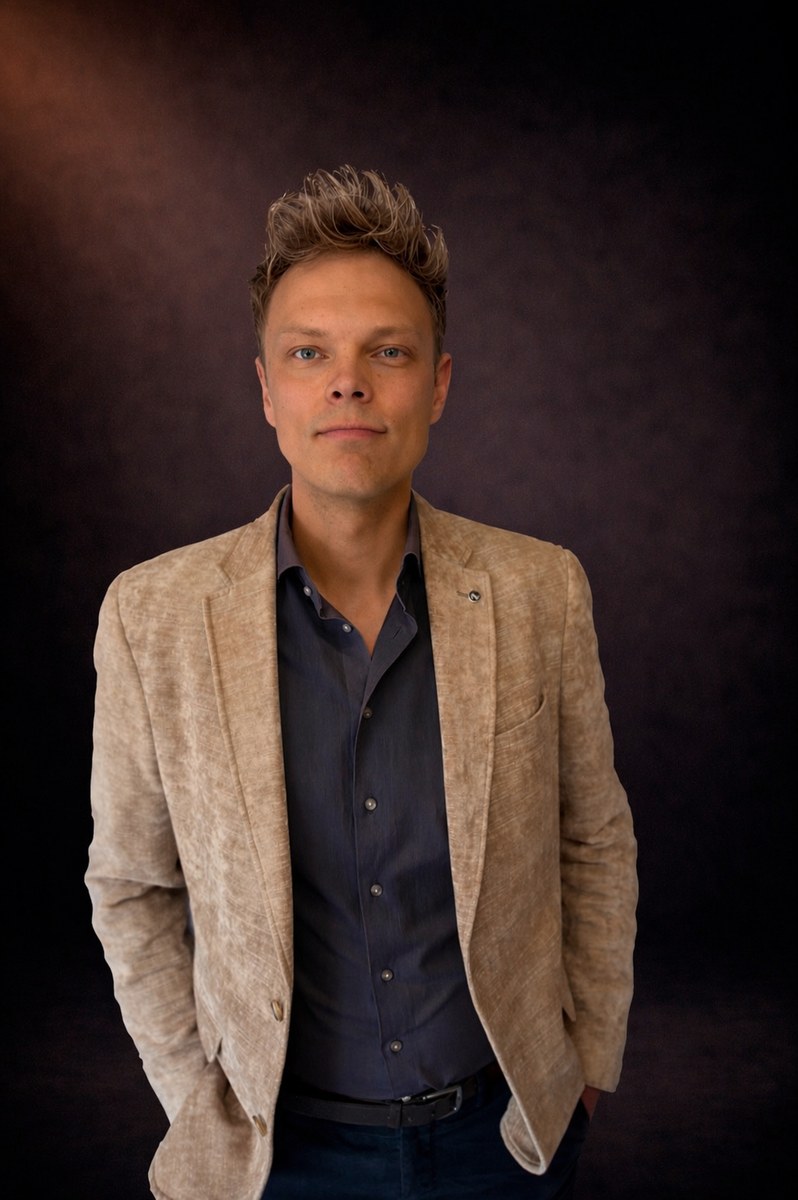 Sebastiaan Molenaar aan de piano